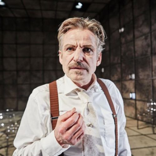 Ole Lemmeke i ’Revisoren’, Nørrebro Teater. Foto: Büro Jantzen