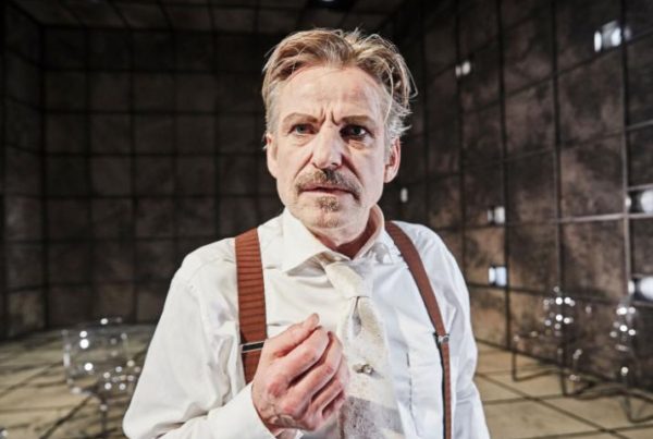 Ole Lemmeke i ’Revisoren’, Nørrebro Teater. Foto: Büro Jantzen