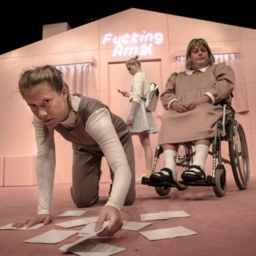 ’Fucking Åmål’, Teater Hils din mor og Teater Vestvolden. På billedet: Mia Lerdam, Ingrid-Marie Thorlacius og René Benjamin Hansen. Foto: Karoline Liberkind