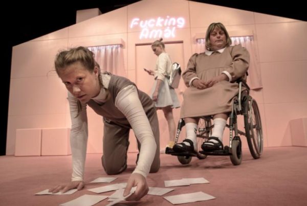 ’Fucking Åmål’, Teater Hils din mor og Teater Vestvolden. På billedet: Mia Lerdam, Ingrid-Marie Thorlacius og René Benjamin Hansen. Foto: Karoline Liberkind